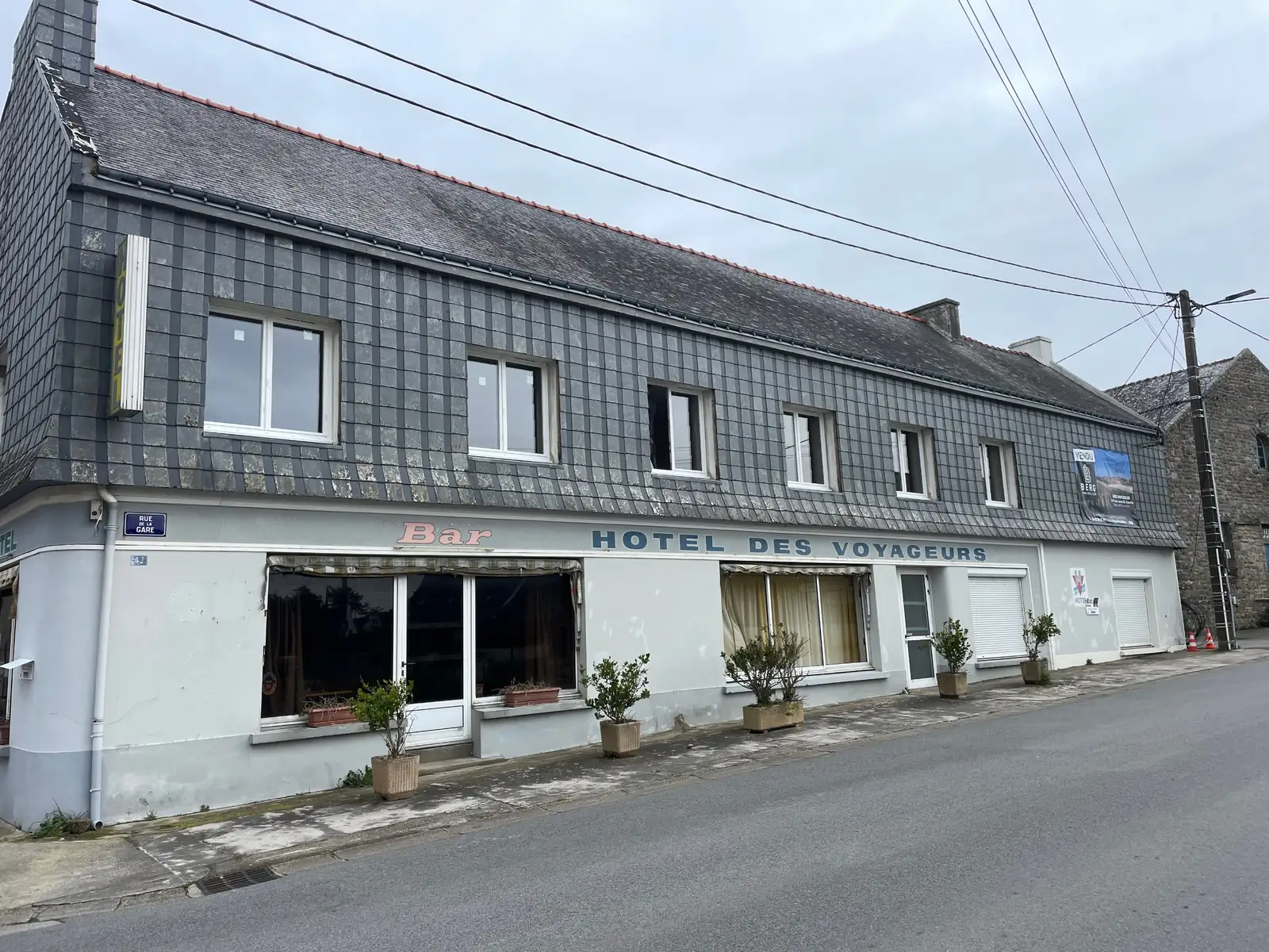 Façade de l'Hôtel des Voyageurs à Plouharnel avant les travaux de réhabilitation