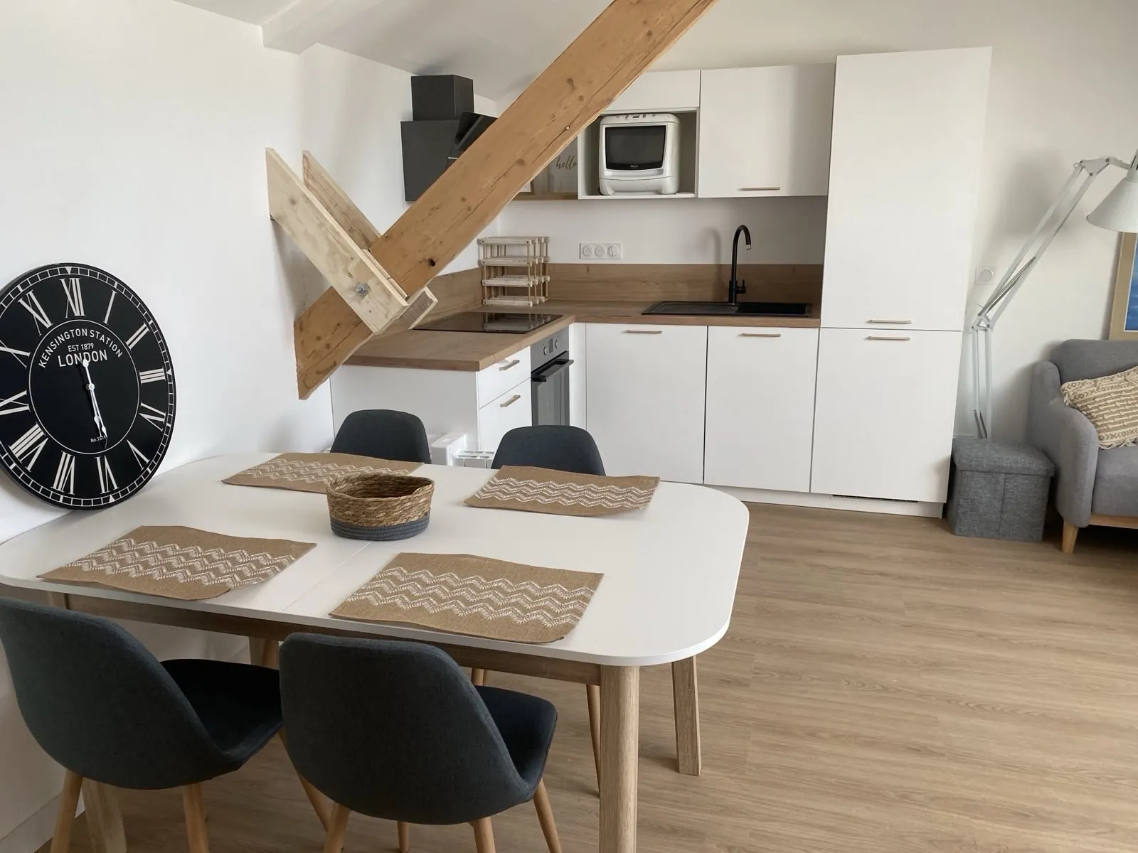 Salon-cuisine dans un appartement de l'ancien Hôtel des Voyageurs