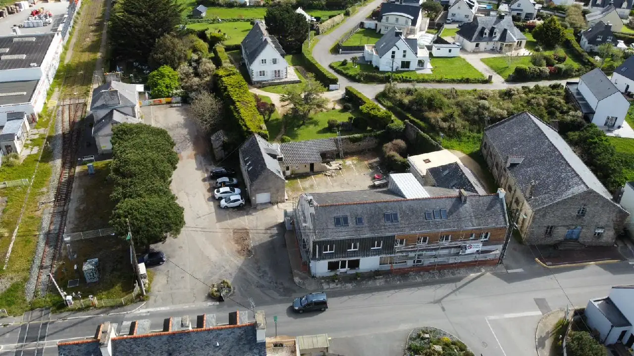 Vue aérienne du chantier de réhabilitation de l'Hôtel des Voyageurs à Plouharnel